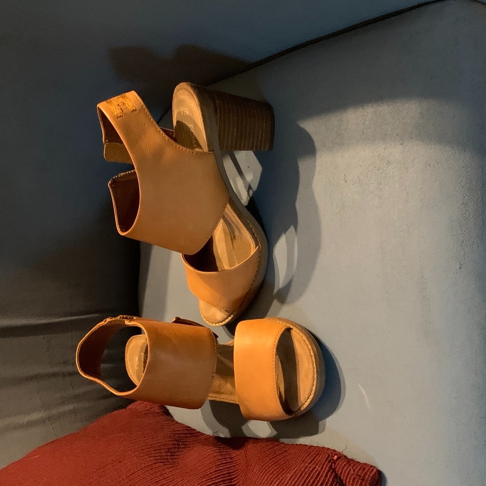 Cute Toms Heels in Honey Size 7.5
